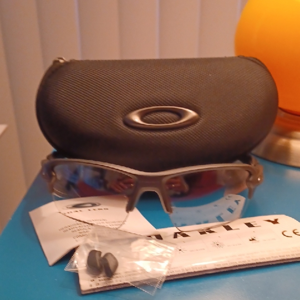 Oakley Flak 2.0 Photochromic Lens Sunglasses w Case NEW